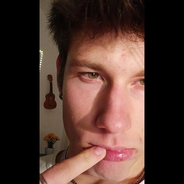 Instagram post: Sai tutti quei discorsi seri ma che ti fanno sentire stran@? Quei discorsi che vedi solo nei film? Chiamami alle 3 di notte e vedi cosa n...