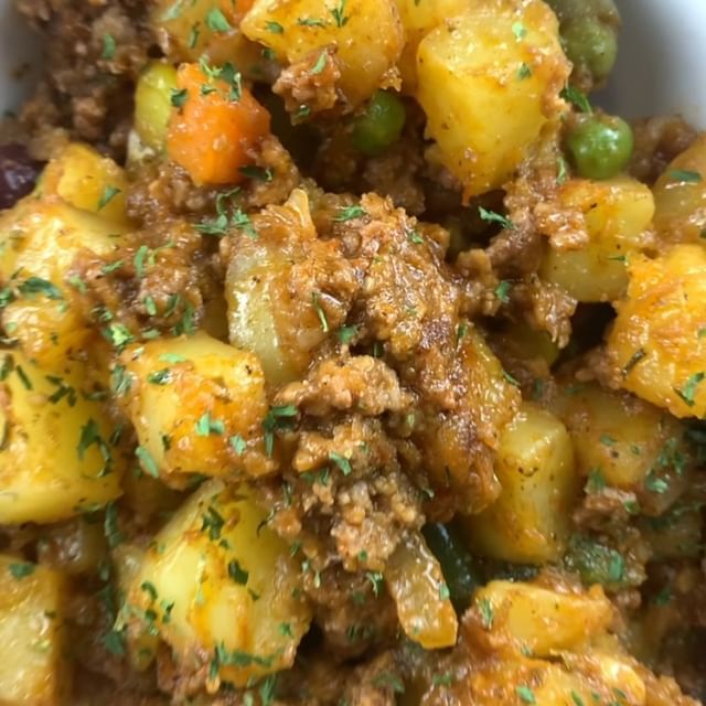 Instagram post: Hey should I drop the full recipe? This is diced Irish potatoes sauteed in spicy minced beef. #ijayskitchenlovers#nigerianfood #nigerianf...