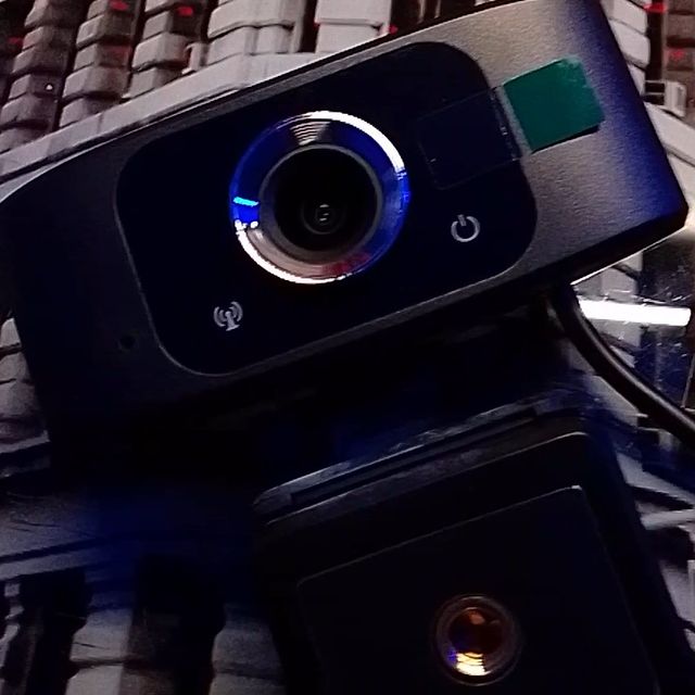 Instagram post: Nueva adquisición para el canal! Qué dicen, se ve bien? #unboxing #fyp #tech #webcam #streamer #streaming