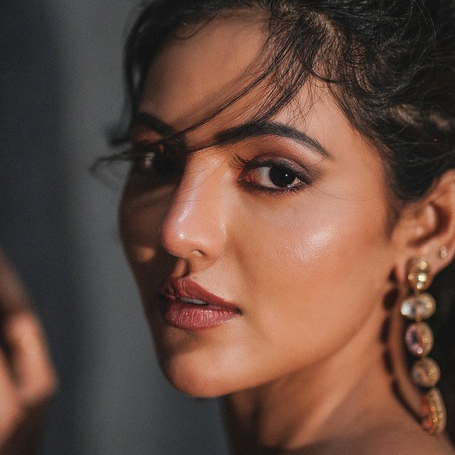 Instagram post: On to better things 🤍 #blessed #happyweekend #fashion #ınstagood #picoftheday #motivation !! Saree @forampatel_official M&H @arupre_make...