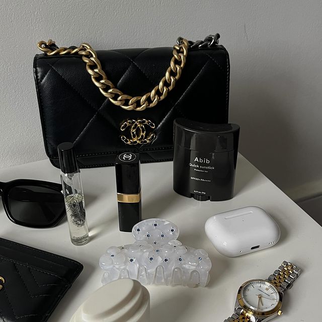Instagram post: what’s in my bag 🤍 . . . #whatsinmybag #aestheticreels #aestheticcontent #whatsinmypurse #trendingnow #blairwaldorfstyle #gossipgirlstyl...