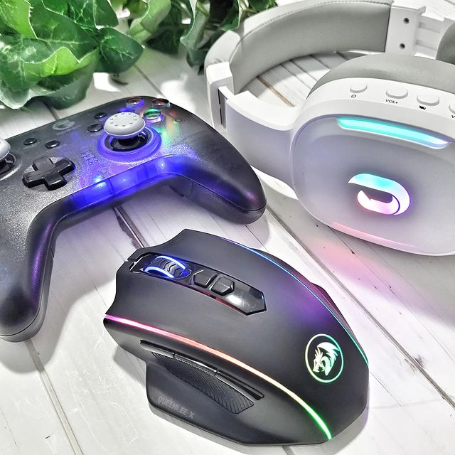 Instagram post: Hey Gamers! • What are some must haves in your setup? Cheers to the weekend! Stay safe and take care 💜✌🏾 • Tags • #jeecoo #gamesir #red...