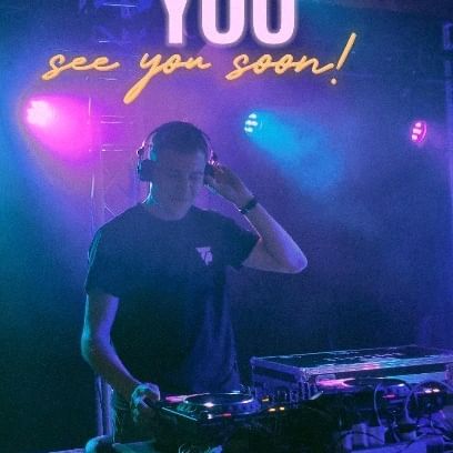 Instagram post: Mein erster offizieller Gig! 🔥 Ein riesen grosses Dankeschön an alle Freunde für die Unterstützung und das feiern des Drum & Bass Kanals...